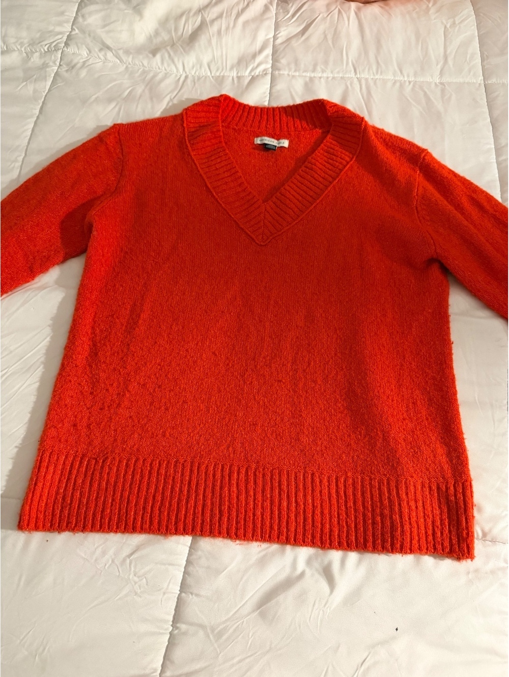 American Eagle Red V-Neck Sweater Size Large